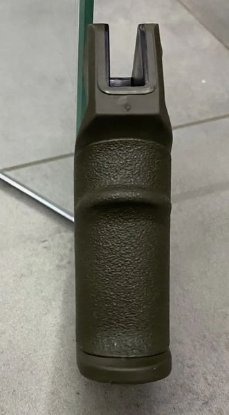 Рукоятка пистолетная для AR15 прорезиненная DLG TACTICAL (DLG-106), цвет Олива, с отсеком для батареек 6159 фото