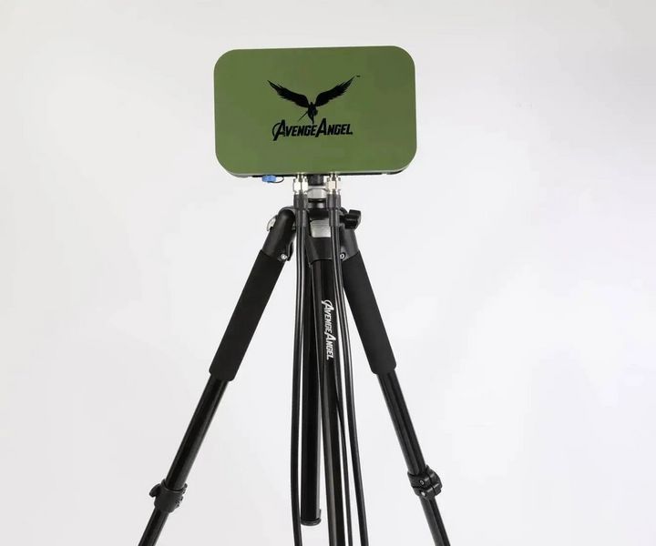 3 sets: antenna three-band AVENGER Booster 2.4G/5.8G/5.2G + 2 cables of 20 m. RG-8 N-Type&ndash;QMA