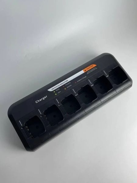 Charging device ACM PMLN6622A for six Motorola radios