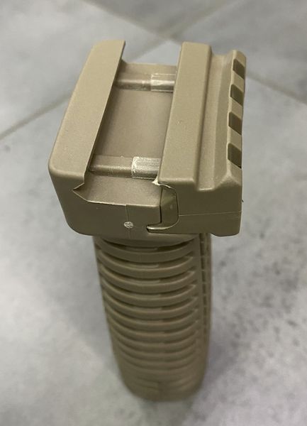 Рукоятка передня DLG TACTICAL (DLG-115), колір Койот, з відсіком, з планкою Пікатінні, рукоятка перенесення вогню 0228 фото