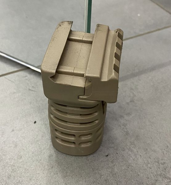 Рукоятка передня коротка DLG TACTICAL (DLG-117), колір Койот, з відсіком, з планкою Пікатінні 0229 фото